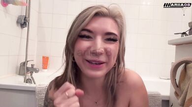 Goth francaise très chaude se baise le cul et la chatte en même temps (double penetration dildo)