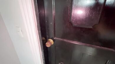 Tengo sexo con un extraño en un baño público.