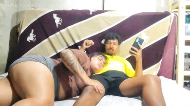 Mi hermanastro juega clash royale mientas me acuesto en su regazo