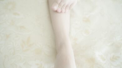 Footjob Mommy's feet helped her cum