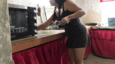 Se le acerca a la mujer de su amigo mientras hace los oficio en la cocina