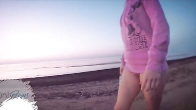 Teen Flashing Beautiful Pussy On Public Beach