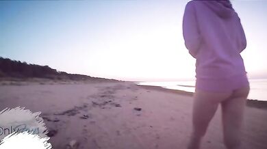 Teen Flashing Beautiful Pussy On Public Beach