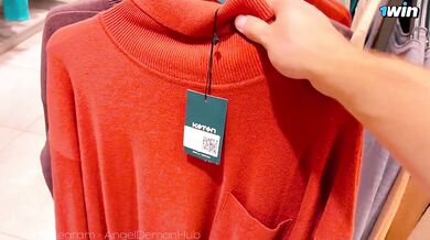 Casual sex in the fitting room with the sales clerk