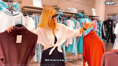 Casual sex in the fitting room with the sales clerk