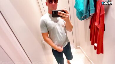 Casual sex in the fitting room with the sales clerk