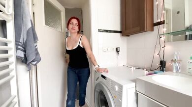 Сводная сестричка поймала меня за ДРОЧКОЙ, и разрешила кончить ей в рот