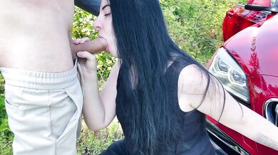 Elis pays for the ride with a blowjob and gets cum in her mouth