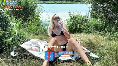 The Blonde “Wicki Lick” Came to the Beach and Began To Masturbate With Her Fingers