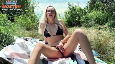 The Blonde “Wicki Lick” Came to the Beach and Began To Masturbate With Her Fingers