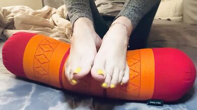 Hot milf foot show, wrinkled soles, long toes - foot fetish