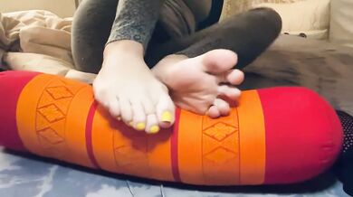 Hot milf foot show, wrinkled soles, long toes - foot fetish