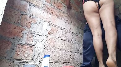 hermanastros follan como si fuera su ultima vez, la trepa en sus brazos y la penetra como puta