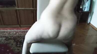 Russian beauty shows off her curvy ass