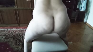 Russian beauty shows off her curvy ass