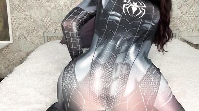 Spider-girl onanerer sødt med sine fingre