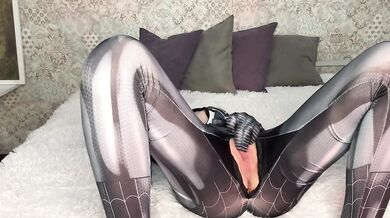 Spider-girl onanerer sødt med sine fingre
