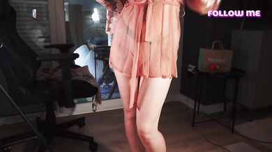Hot redheaded bitch gets cum in her pussy from delivery guy