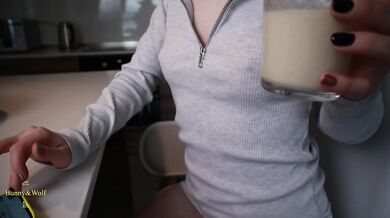 She wanted to drink milk, so I filled her mouth to the top with milk.
