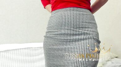 Doggystyle fingering my big ass and want young dick