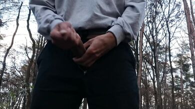 Хлопець з великим членом дрочить в лісі. Ліс. На природі. Великий член