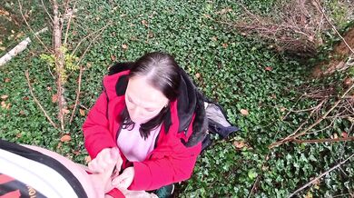 POV Blowjob im Wald chubby girl bekommt Gesichtsbesammung