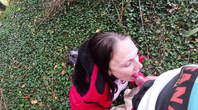 POV Blowjob im Wald chubby girl bekommt Gesichtsbesammung