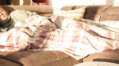 Kuscheln endet mit einem geilen Fick auf der Couch! Marc spritzt sein Sperma überall hin! HOT