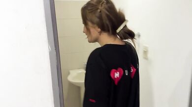 Mi madrastra me seduce mientras se baña y se me antoja comerle ese rico y gran culo.