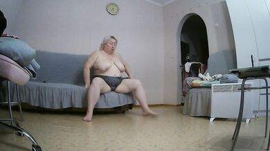 girlfriend masturbates in front of the camera for fans