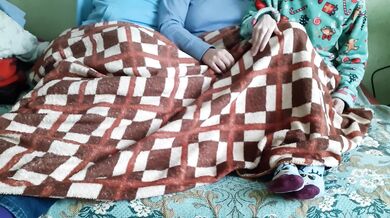 My girlfriend's sister riskily jerk off me while the three of us were watching a film - Lesbian_illusion