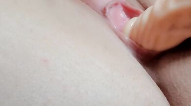 Teen girls plays with her toy dildo.