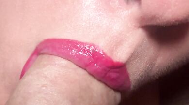 Red juicy lipsloves suck his dick