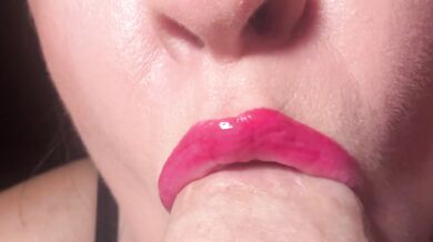 Red juicy lipsloves suck his dick