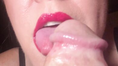 Red juicy lipsloves suck his dick
