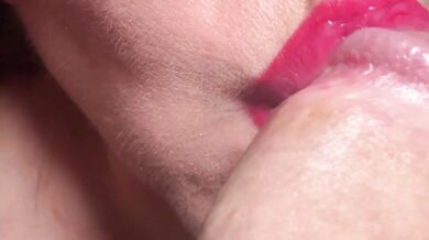 Red juicy lipsloves suck his dick