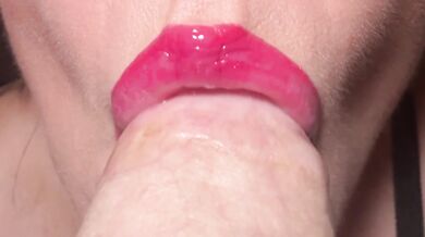 Red juicy lipsloves suck his dick