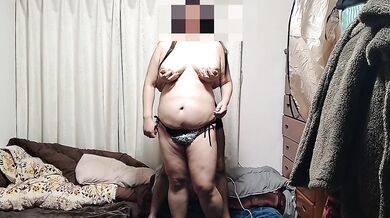 ぽっちゃり爆乳人妻の巨乳を弄ぶ