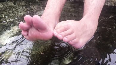 Finally a spot to show off my feet waiting for someone to give me what I need - Manlyfoot Road trip