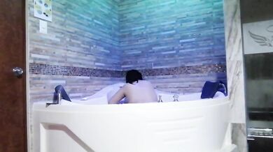 Fucking rich in the jacuzzi