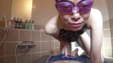 競泳水着姿でソーププレイ、ローションまみれで騎乗位ＦＵＣＫ