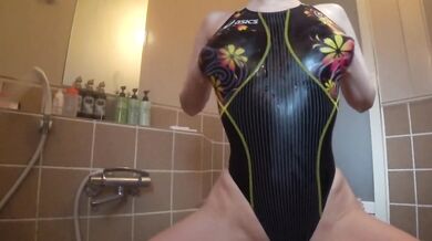 競泳水着姿でソーププレイ、ローションまみれで騎乗位ＦＵＣＫ