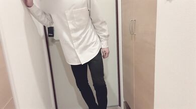 【玄関えっち】 えっちな下着を着た彼女に玄関で襲われてしまい、ドアを開けたままバックで生中出し