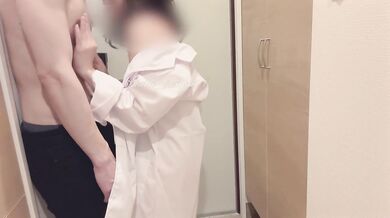 【玄関えっち】 えっちな下着を着た彼女に玄関で襲われてしまい、ドアを開けたままバックで生中出し