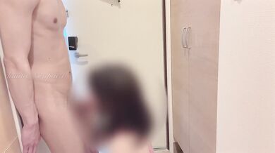 【玄関えっち】 えっちな下着を着た彼女に玄関で襲われてしまい、ドアを開けたままバックで生中出し
