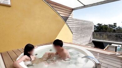 【個人撮影】朝に露天風呂で癒された後、室内に戻った瞬間に我慢できずベッドに押し倒して中出しSEX激しいピストンの音が鳴り響く...／Japanese amateur hentai ／日本人