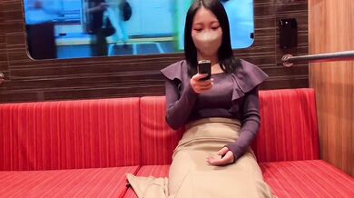 電車で制服姿の彼女と濃厚えっち こっそり触り合いながら丸見えセックスでイキすぎる素人カップル　日本人 コスプレ 手マン クンニ 立ちバック 連続絶頂 アクメ 野外露出 えむゆみカップル
