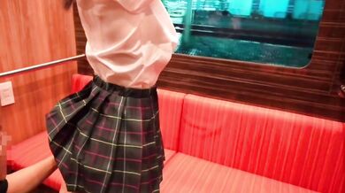 電車で制服姿の彼女と濃厚えっち こっそり触り合いながら丸見えセックスでイキすぎる素人カップル　日本人 コスプレ 手マン クンニ 立ちバック 連続絶頂 アクメ 野外露出 えむゆみカップル