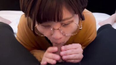 The glasses girls do a handjob and blowjob using both hands and gokkun plenty of sperm!