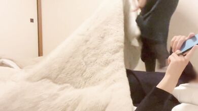 【個人撮影】素人カップル スマホ弄りしてる彼を襲ってみた 口内射精 手コキ フェラ Japanese Hentai Blowjob Cum In Mouth Amateur Couple